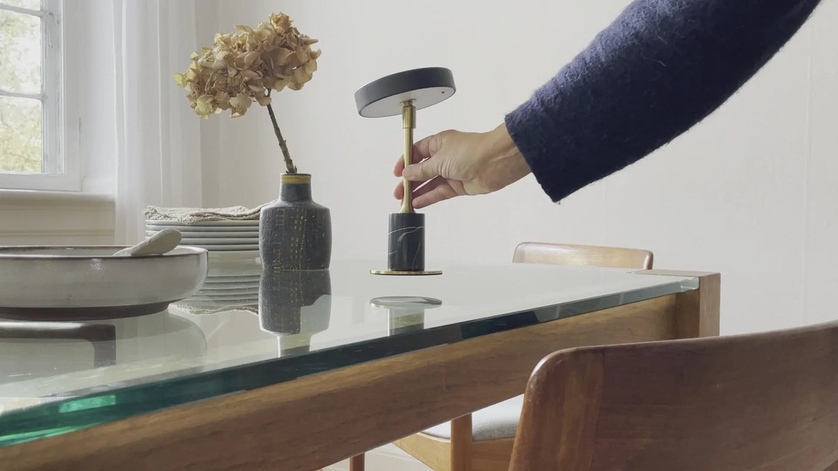 Wandleuchte im Wohnzimmer – Lichtakzent in der Ecke eines hellen Raums