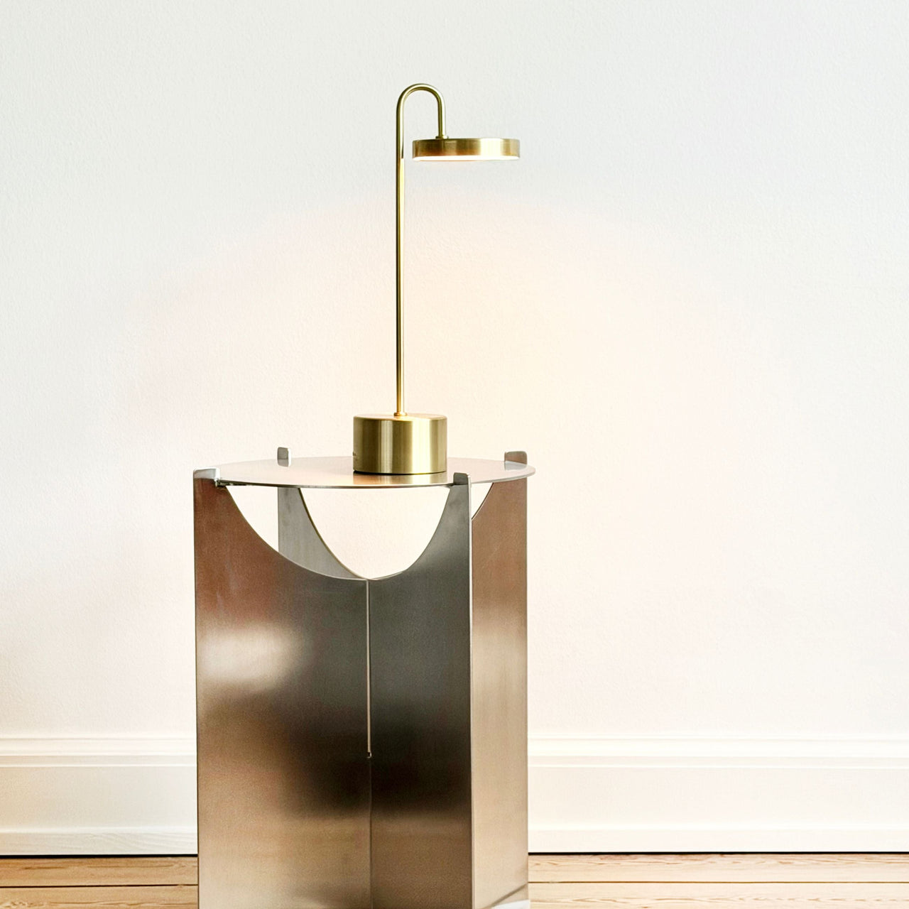 MooveLIGHT Tischlampe inkl. kabelloses Ladegerät