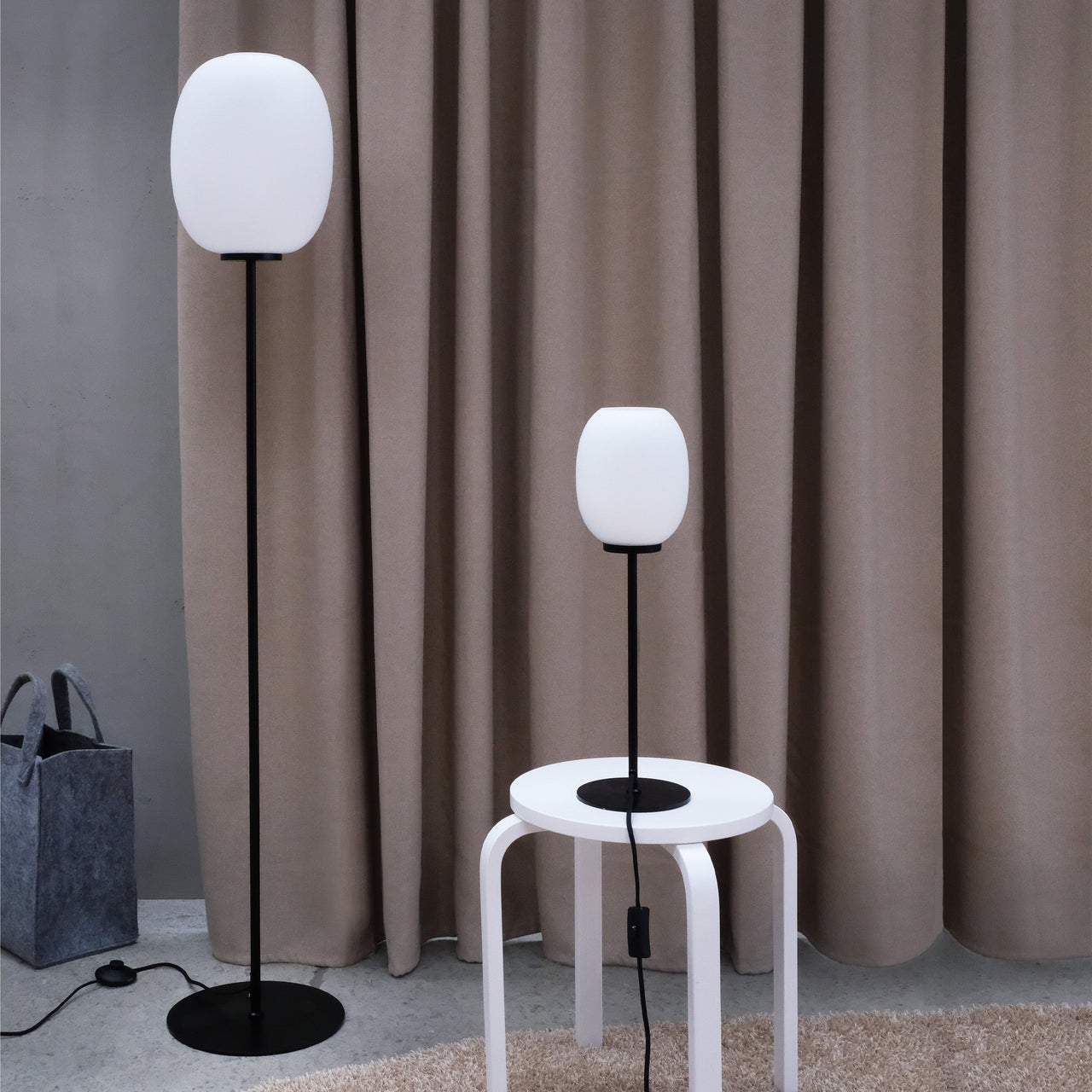 DL39 Stehlampe – Opal/Schwarz
