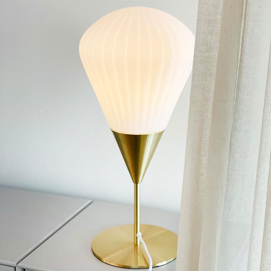 Ballon Tischlampe – Opal/ Messing