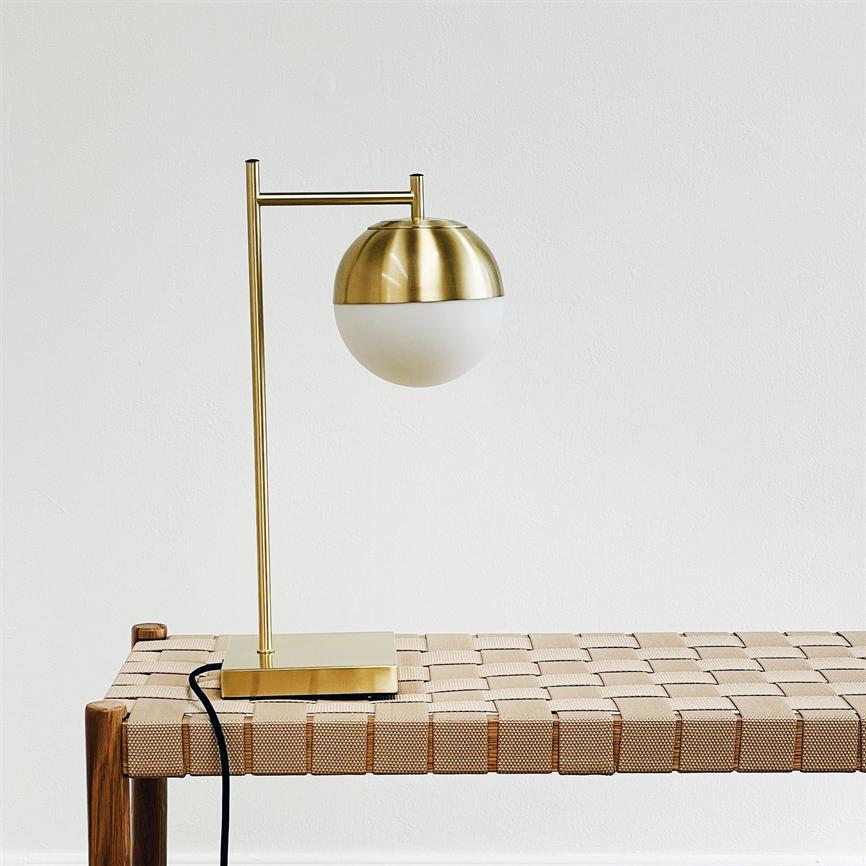 Caen Tischlampe – Messing/Opal