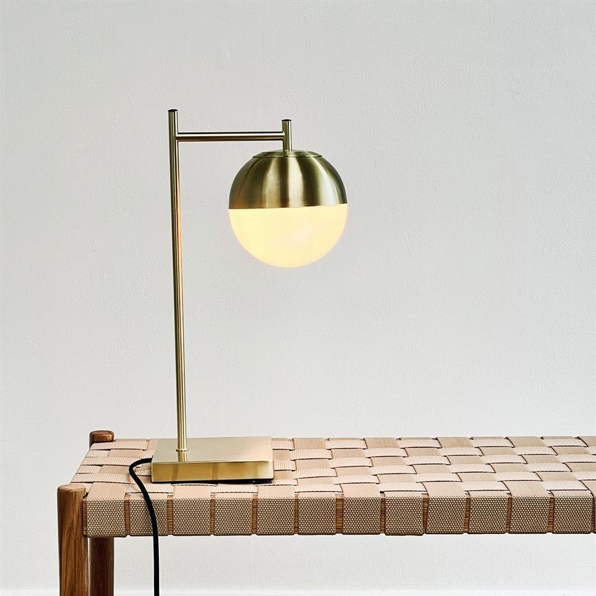 Caen Tischlampe – Messing/Opal
