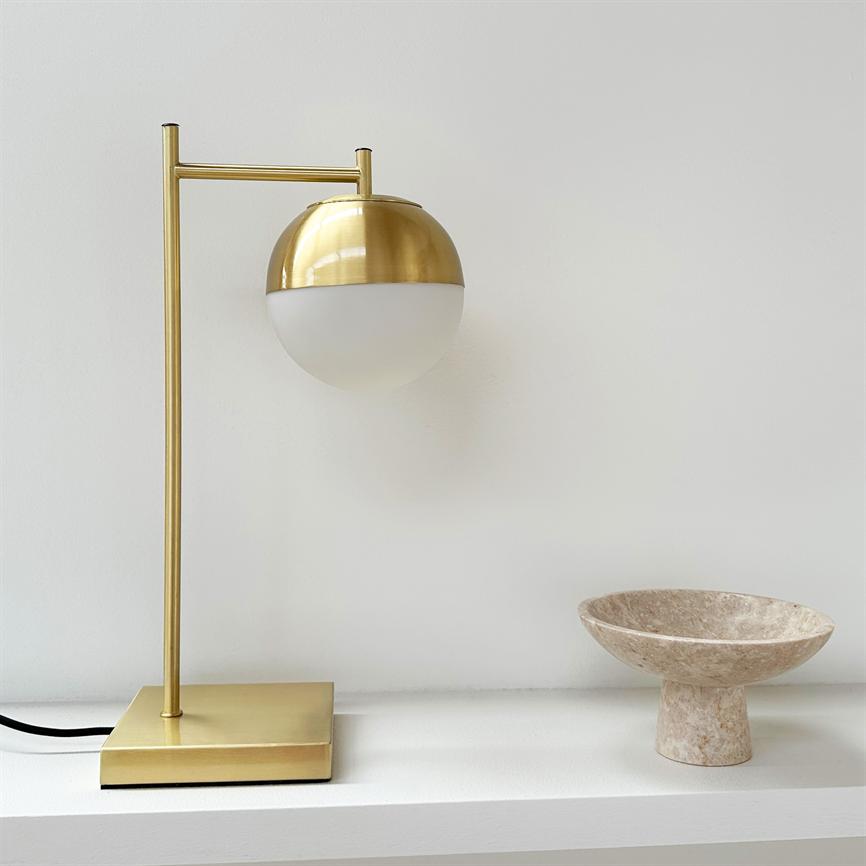 Caen Tischlampe – Messing/Opal