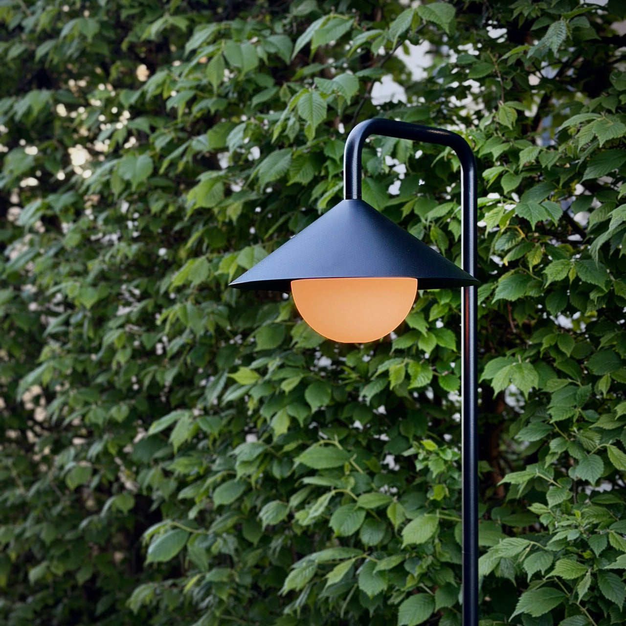 Nova Außen Gartenspieß Mit Lichtkugel und Fernbedienung