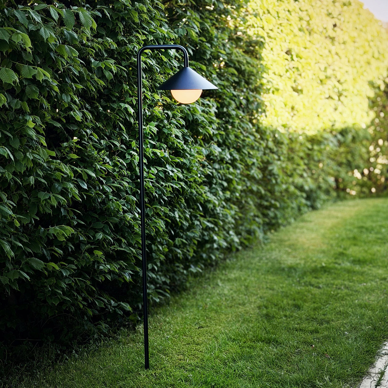 Nova Außen Gartenspieß Mit Lichtkugel und Fernbedienung