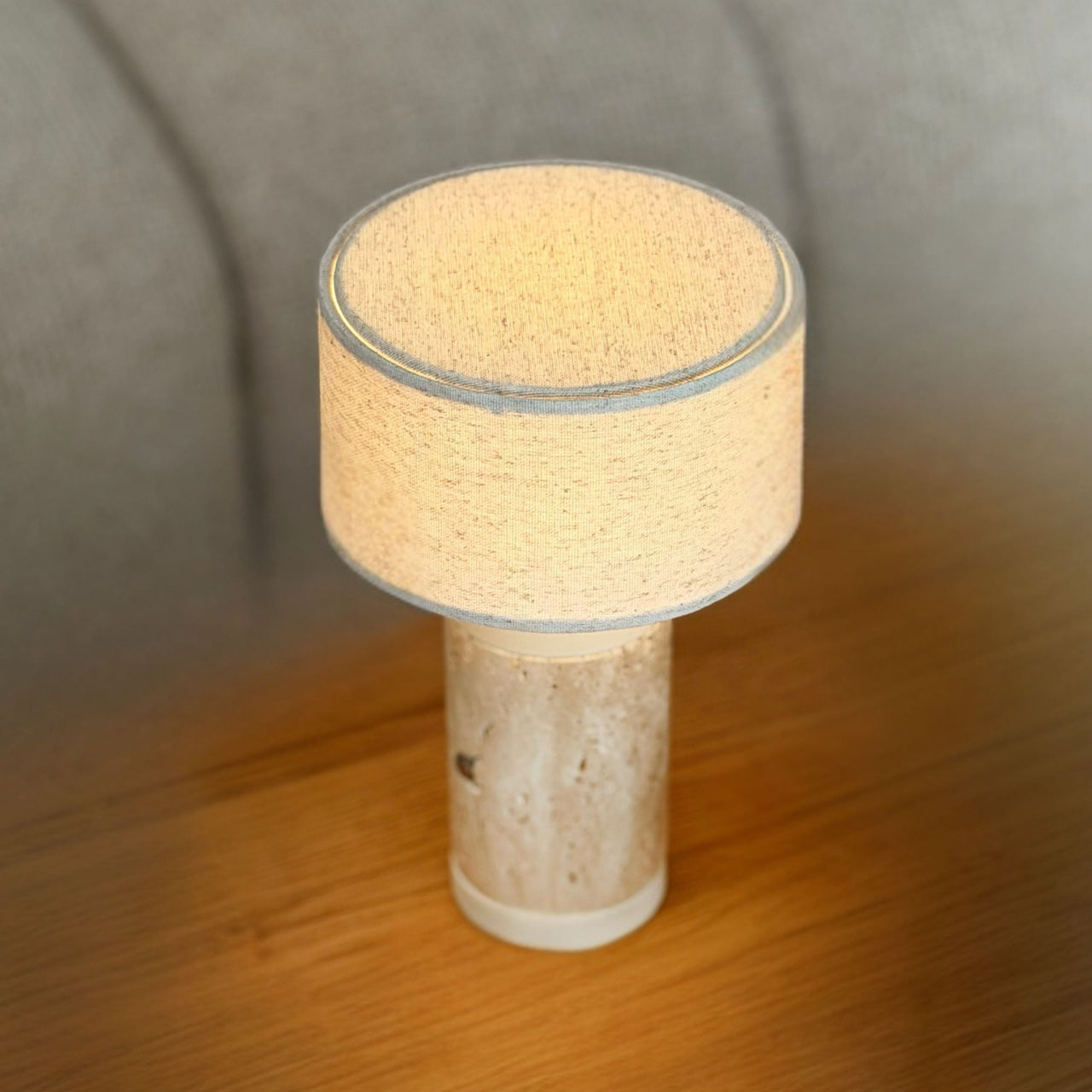 Mellow LED Wiederaufladbare Tischlampe -Travertin